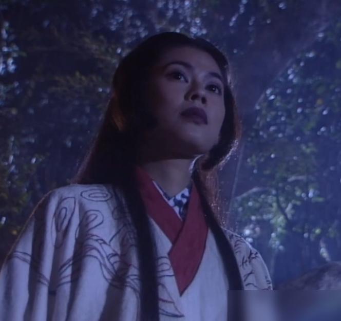 别再吹任盈盈是理想老婆了，她让全江湖捧着令狐冲，根本不是因为爱。
你想想，她一