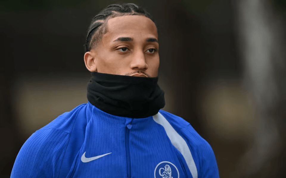 切尔西前锋若昂-佩德罗近期表现不佳，近15场比赛仅参与3球。英格兰媒体《晚旗报》