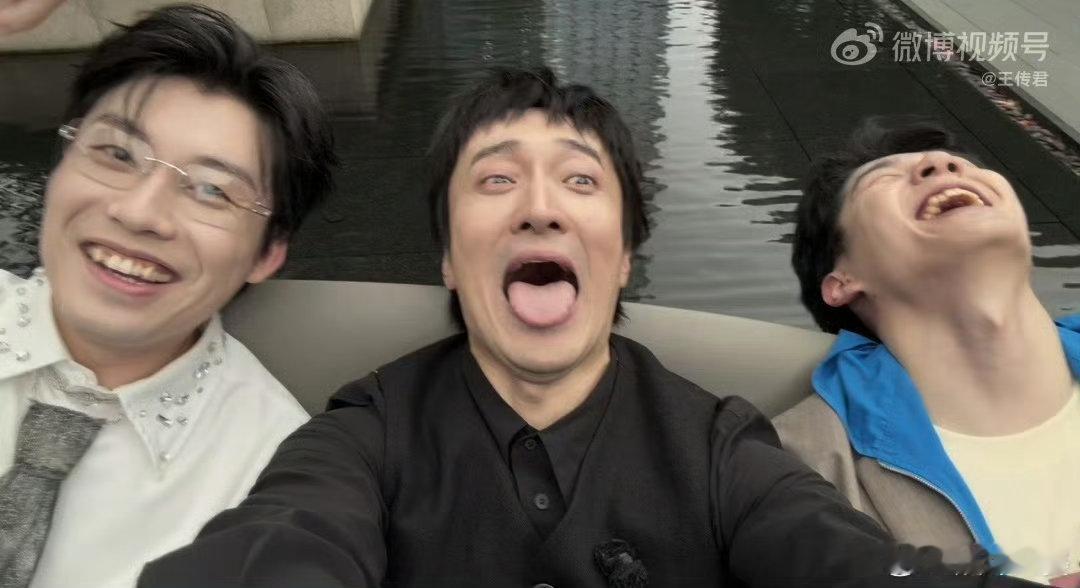王传君左右各一个虎牙妹披荆斩棘属实是精准总结！披哥直播里王传君和两人同框，两位都