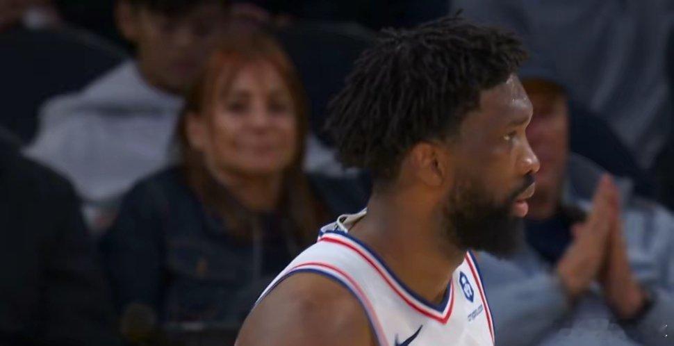 76人vs湖人湖人三核不如费城一帝，两个全明星还真好意思被恩比德给完虐。湖人跟费