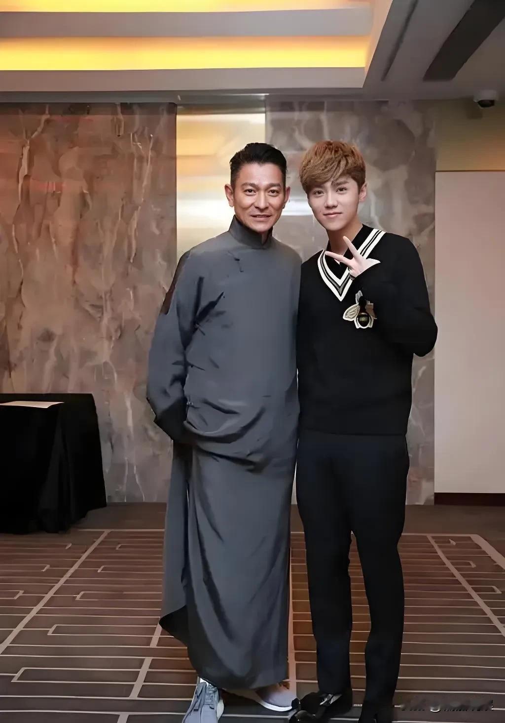 鹿晗的身高被低估了啊！
一直以为他是单单瘦瘦、个子不高的一个男孩，看他有时和关晓