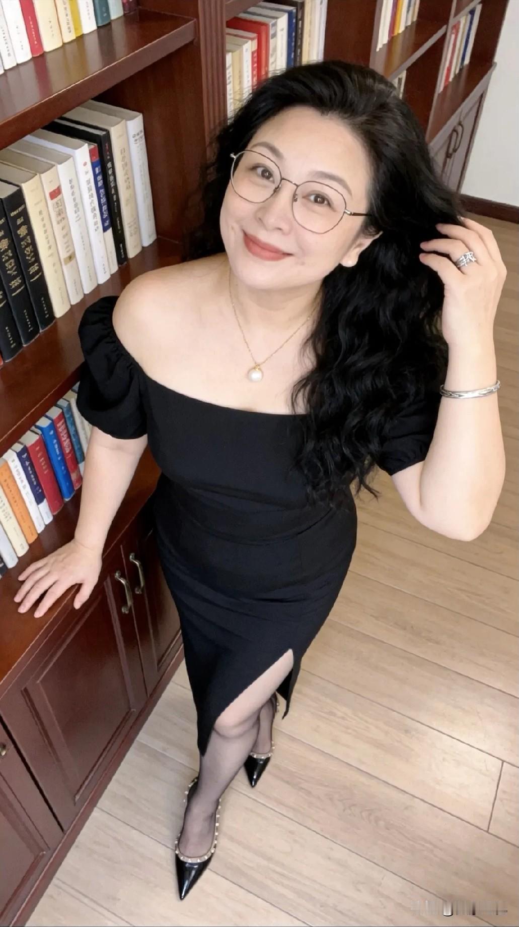 气质女人味穿搭：黑色连衣裙的优雅诠释
 黑色露肩连衣裙是打造成熟女性魅力的经典选