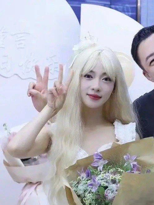 吴谨言这造型怎么有一种男扮女装的感觉？ ​​​