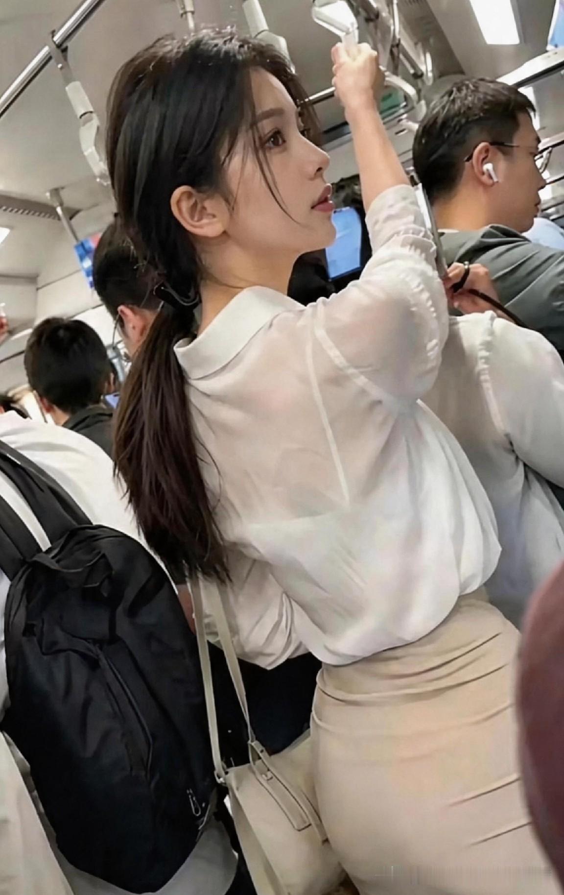 学会独处，享受安静。不再热衷无效社交，喧闹过后只剩空虚，一个人喝茶、散步、发呆，