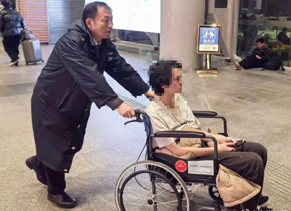 近日，长沙南站一名旅客突发疾病摔倒，无法站立。该站客运车间客运员曾永忠接值班通知