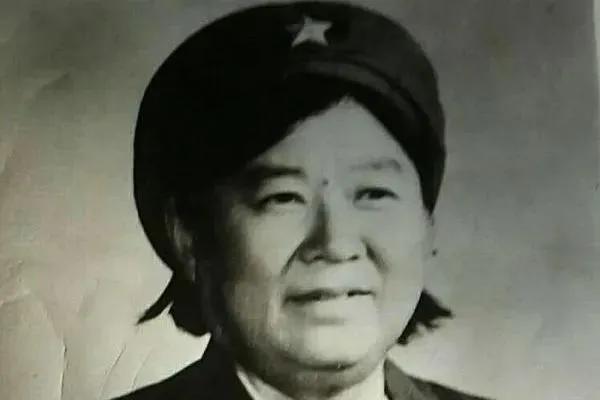 1950年，战斗英雄郭富下身流血不止。可是，当医生要为他检查时，他突然捂住裤子并