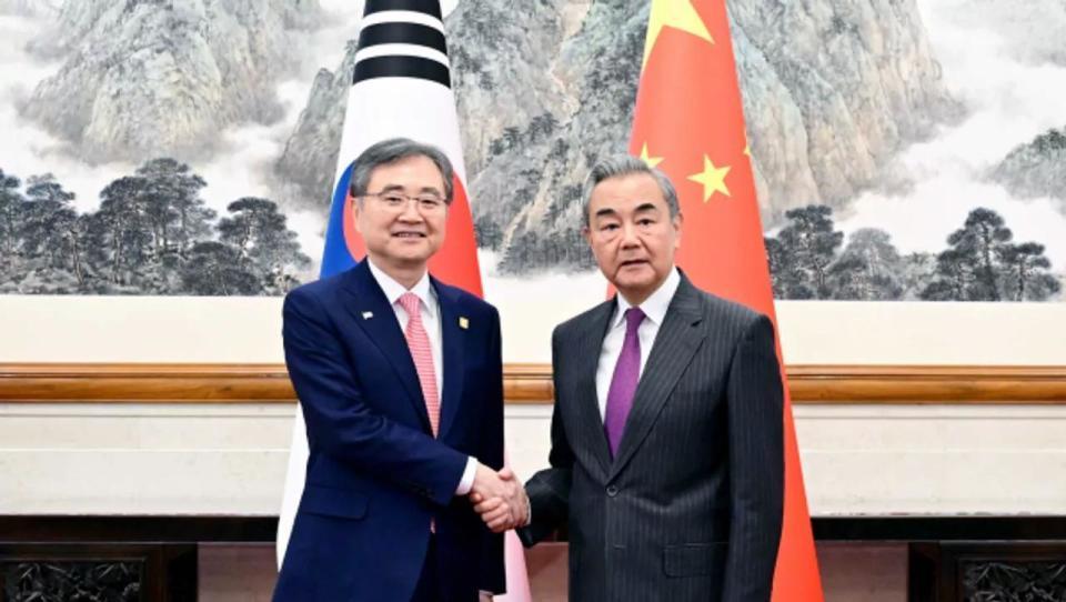 被特朗普打了个措手不及，李在明当即拍板，把中国外长请来青瓦台。8月19日，中国外