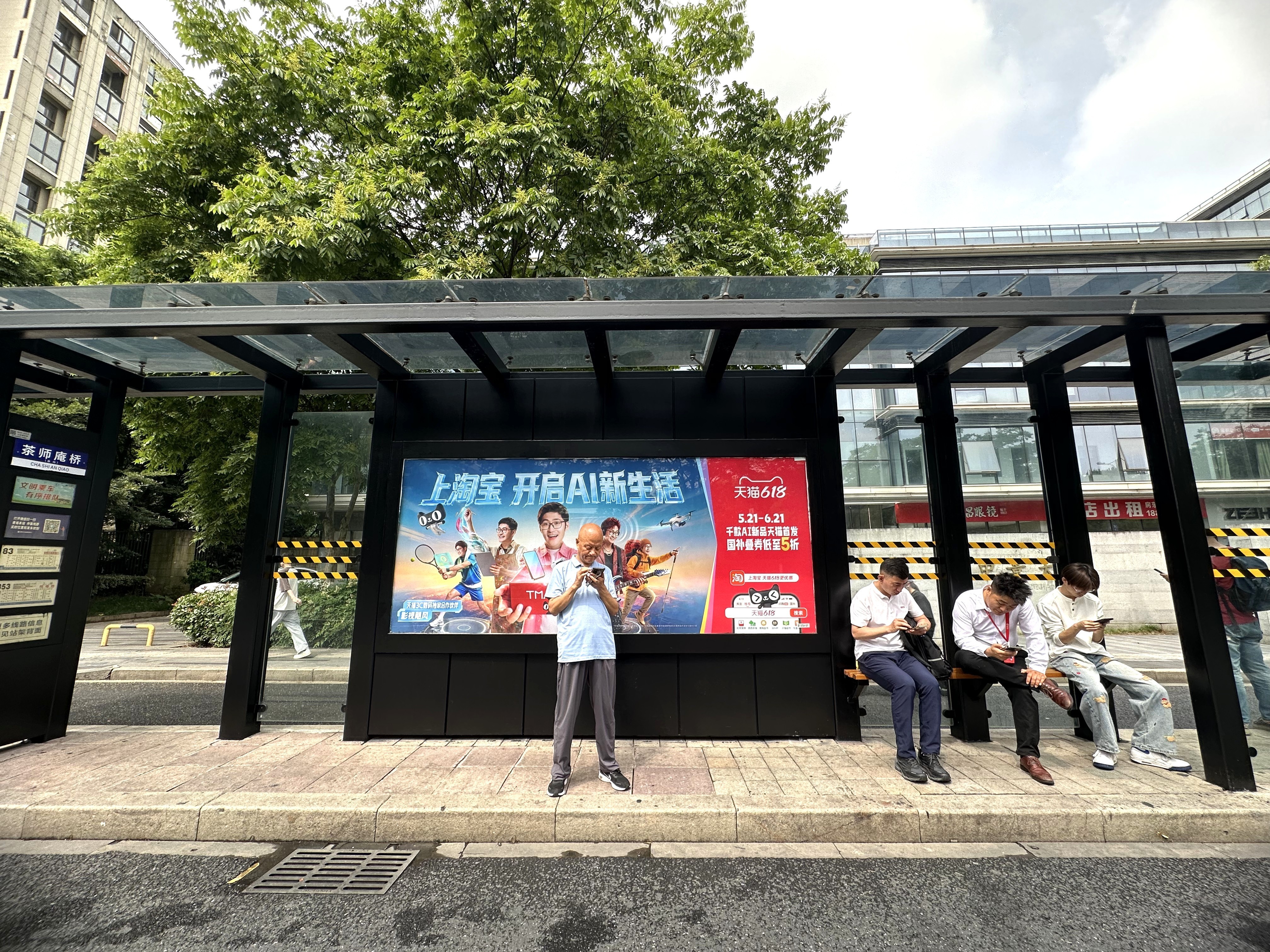 出门遇到熟人时我就这样 谁出门偶遇熟人大屏会忍不住驻足？原来是影视飓风线下刷屏啦