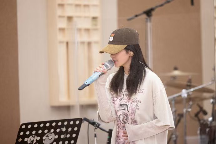 白鹿演唱会紧张白鹿十周年拾光音乐会 谁看完直接盼着天亮！白鹿为十周年拾光音乐会偷