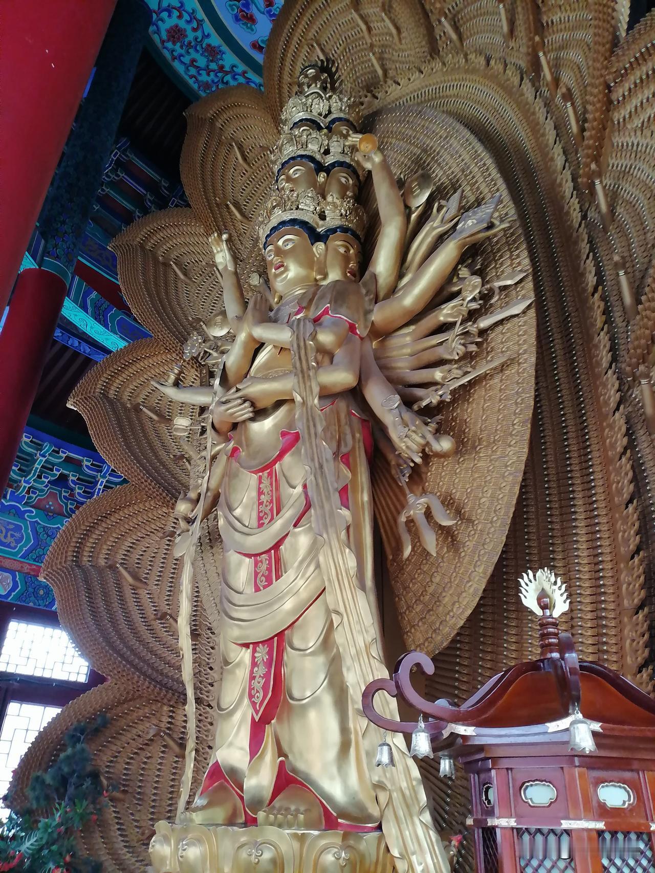 开封市曹门大街有一个不用买门票就可以看到的千手千眼观音菩萨像很漂亮