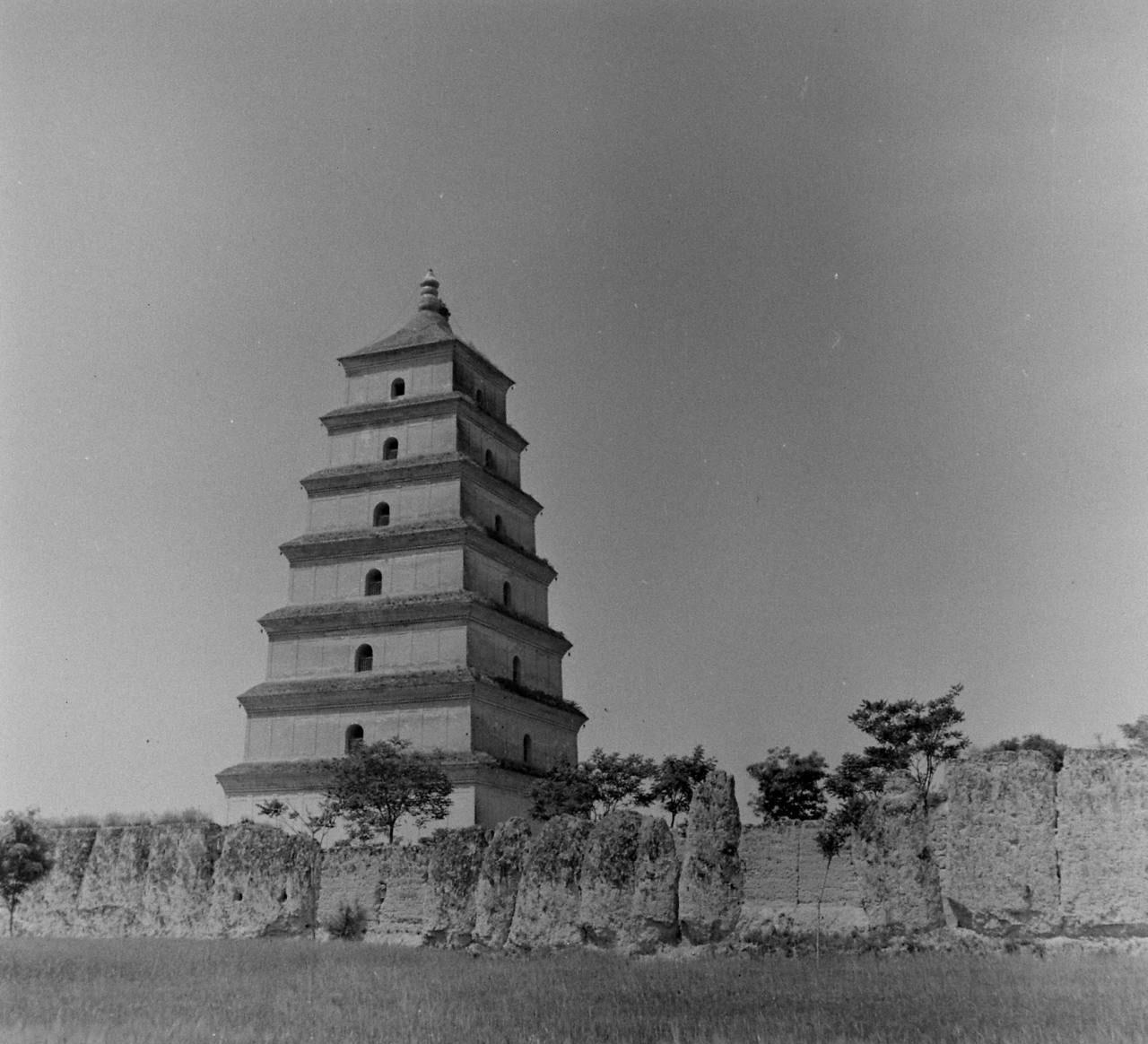 【西安老照片】1947年的西安大雁塔，没有大唐不夜城的流光溢彩，也没有如今摩肩接