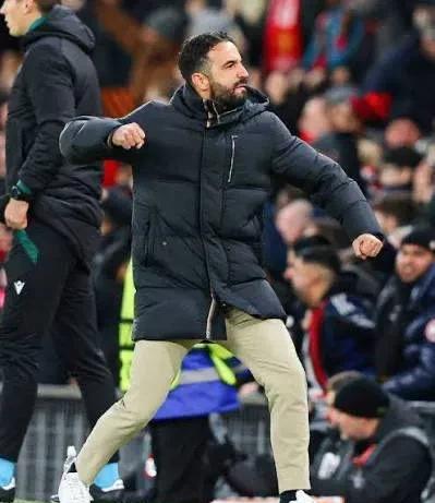 曼联客场2-2被森林逼平，赢球没赢出气势，平球倒平出了问题。
锋线跑得欢，中场没