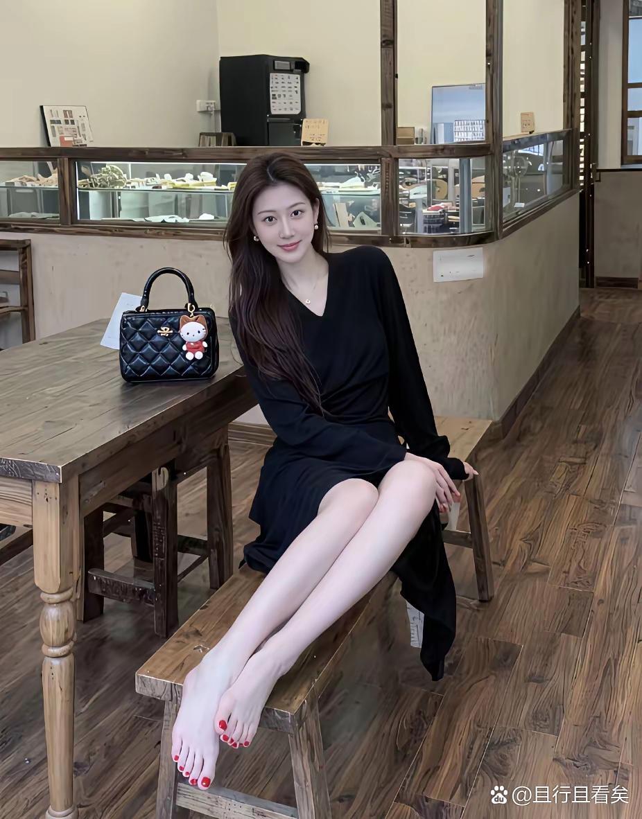 脱鞋是为了拍照显腿长