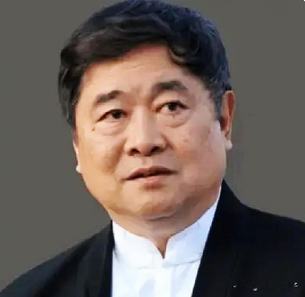 南京博物院这事儿一出，单霁翔又被大家推到了台前。

没有对比就没有伤害。

回想