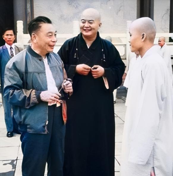 1978年3月，蒋经国当选后，他来到佛光山大雄宝殿上香礼佛。

礼毕，蒋经国与星