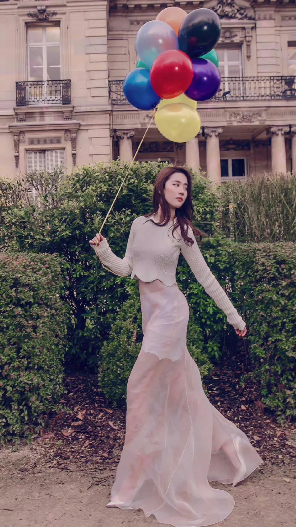 刘亦菲早期旧照，很大胆！
透明薄纱裙搭配她的大长腿，
现在也不过时。

 