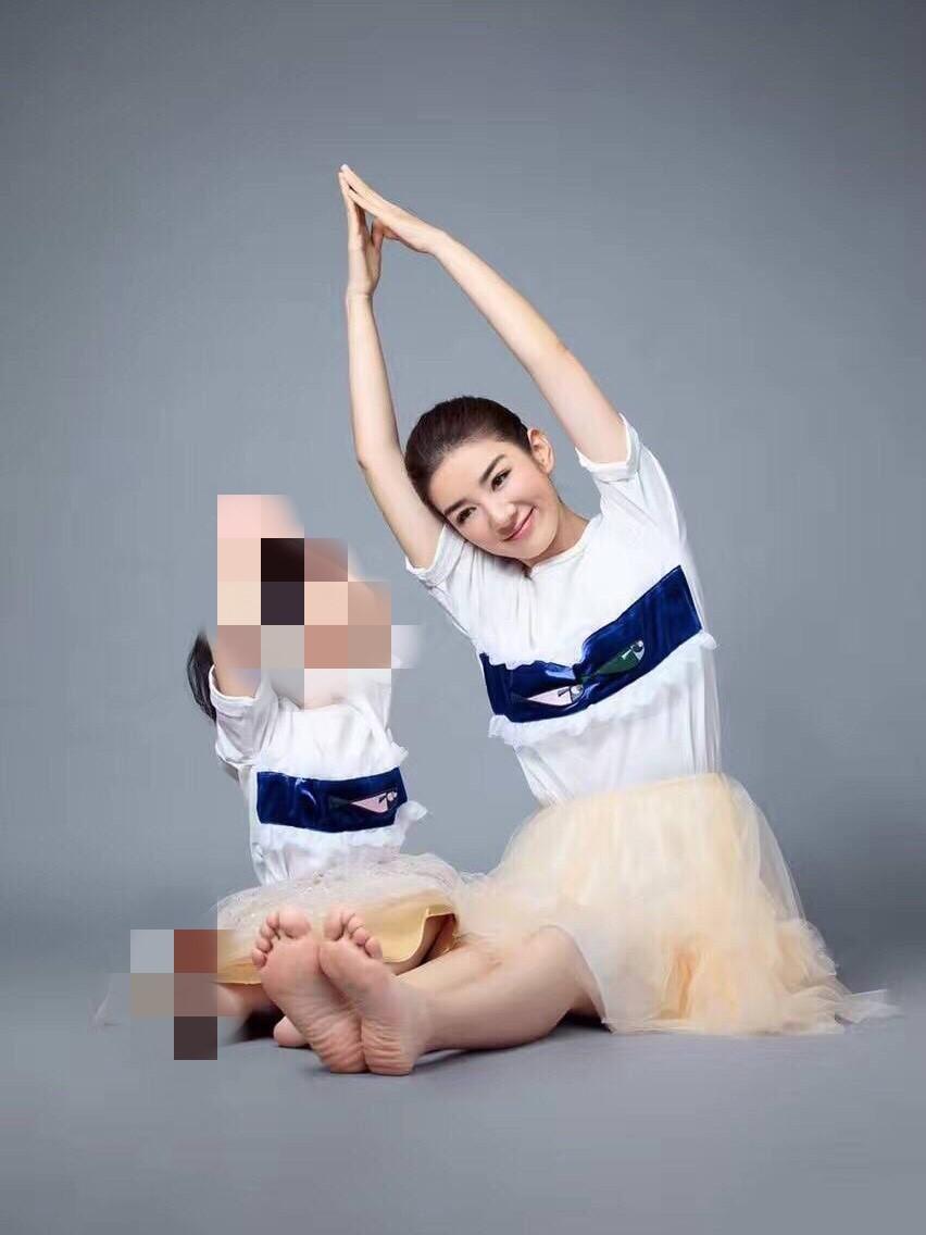 黄奕。