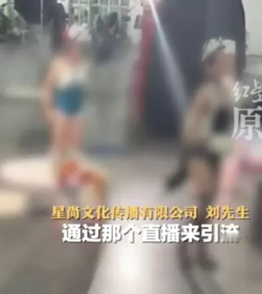 工作人员回应漫展上2女童被指衣着暴露 孩子包是无辜的，有问题的绝对是家长，让孩子