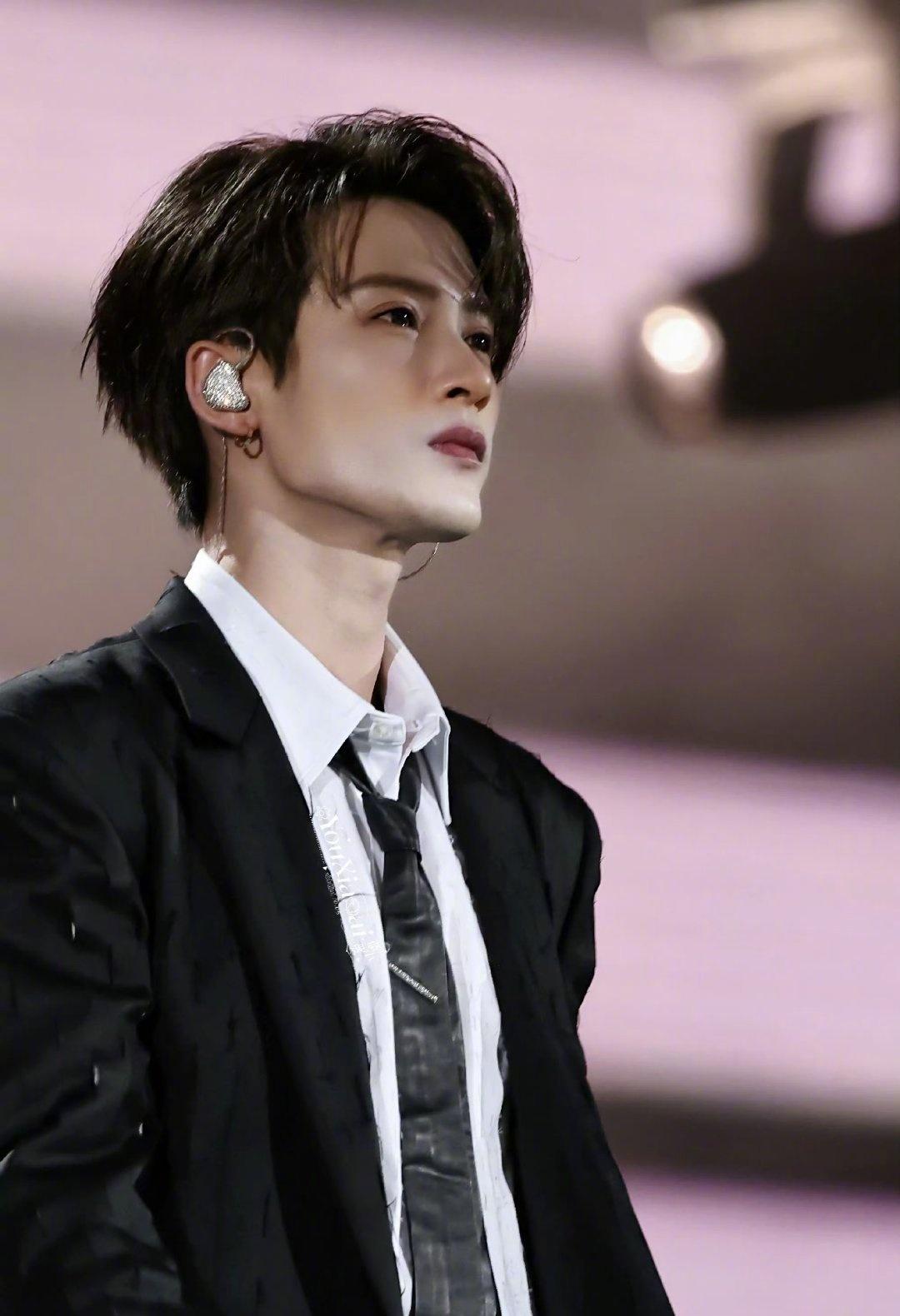 他说“我用了18年的时间，真的披荆斩棘的走到了你们面前，这是想了很久很久的舞台，