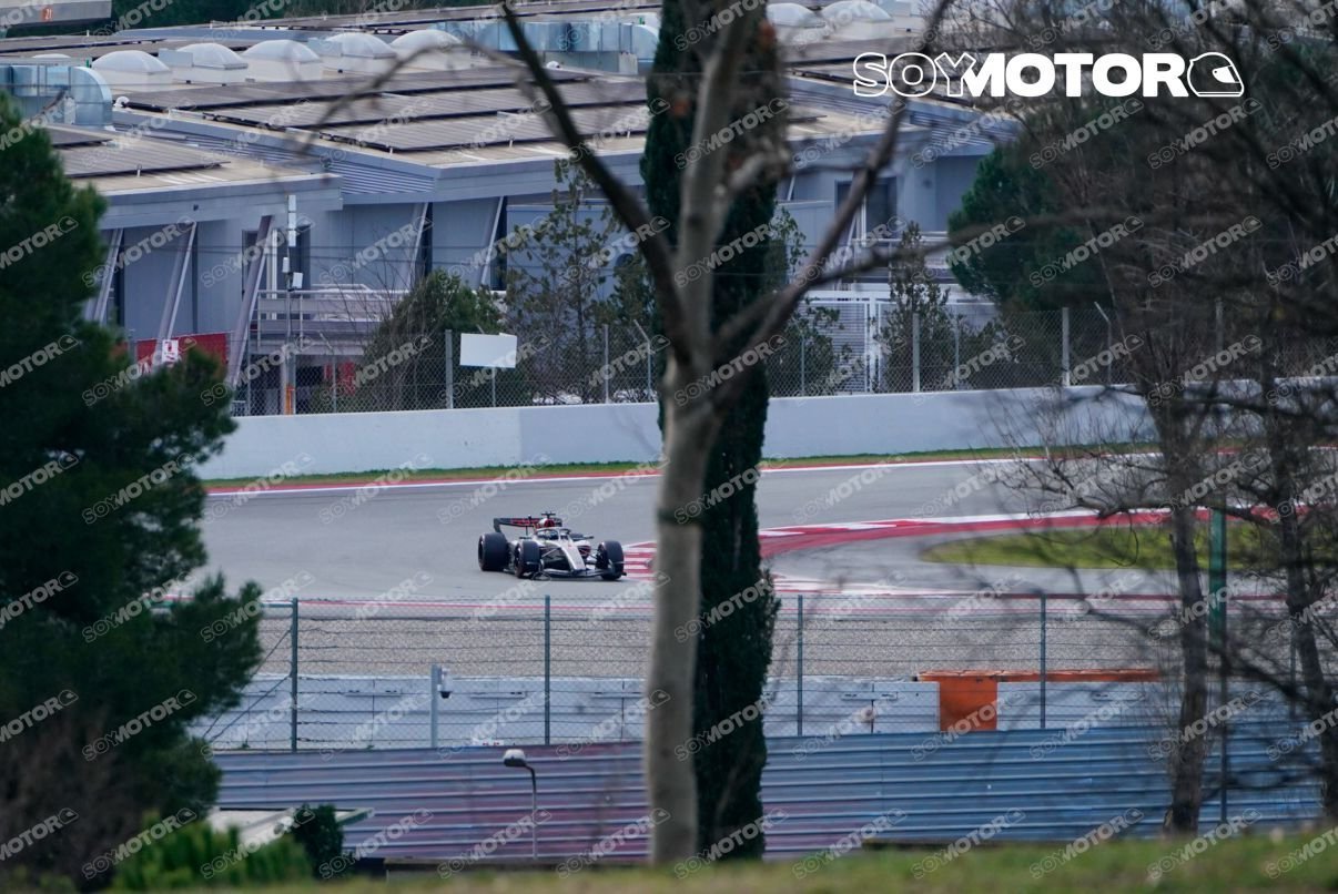 第二次红旗🚩 奥迪R26赛车停在了赛道上（由博托莱托驾驶）F1赛车F1巴塞罗那