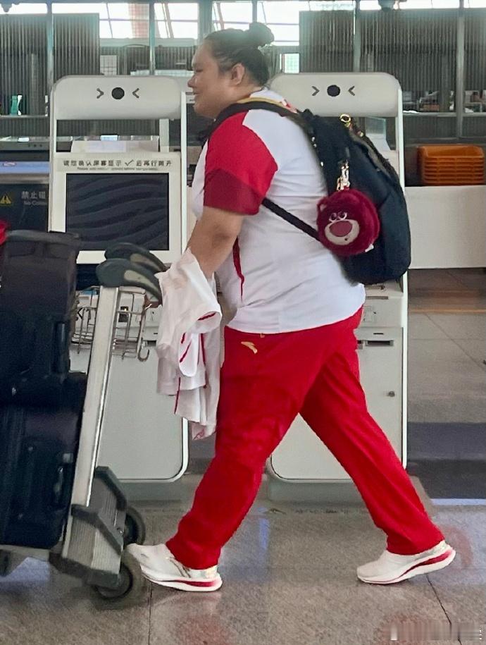 #中国00后要强又真强#我们中国力量李雯雯出发巴黎。 ​​​