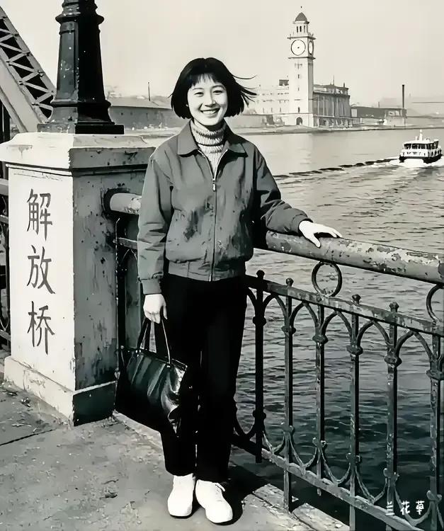 就喜欢这样的天然美女，笑容真诚，头发天生，姿态端正不做作。
只是这“解放桥”不知