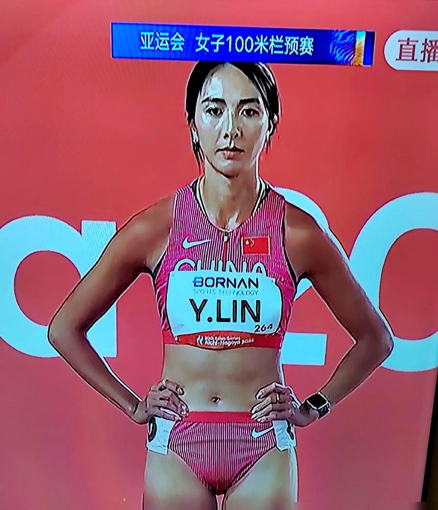 发令枪响，起跑0.192秒全场垫底，直接掉到最后一名。

她没崩。死咬着牙死盯前