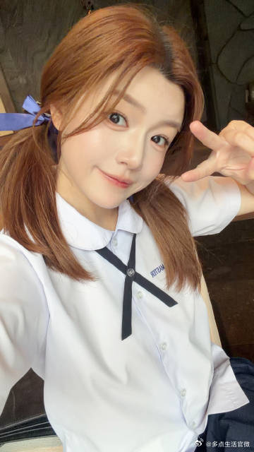 陈妍希今天是不二家希陈妍希泰式校服双马尾陈妍希解锁泰式校服新造型，搭配灵动双马尾