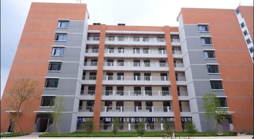 清远市华侨中学扩建工程引发关注！清远侨中作为重点高中，备受社会关注，学校扩建工程