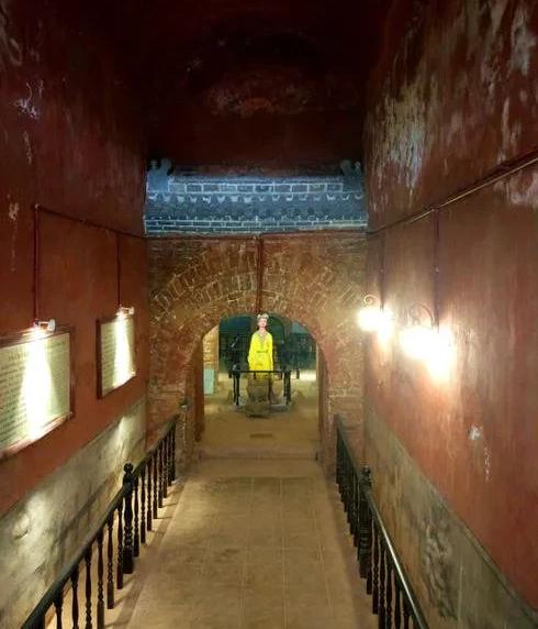 1969年，山东邹城地区开展防空洞开挖工程期间，意外发掘出一座神秘的明代大墓。该