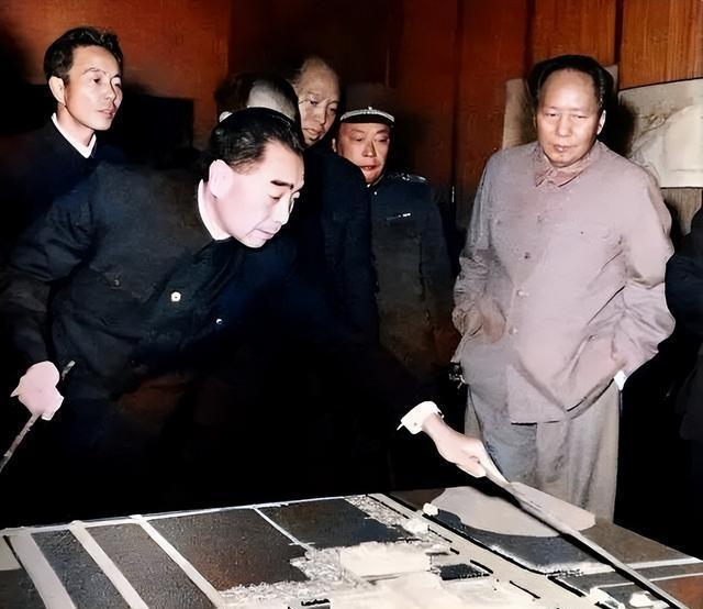 1969年国庆前夕，周总理劝主席别冒险，毛主席果断打断：放两颗原子弹，但对外绝不