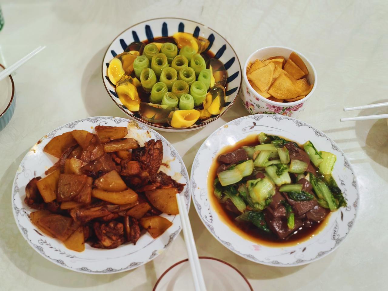 生活可以
很复杂，
但幸福，
可以很简单。
比如，
好好吃一顿
家常饭。