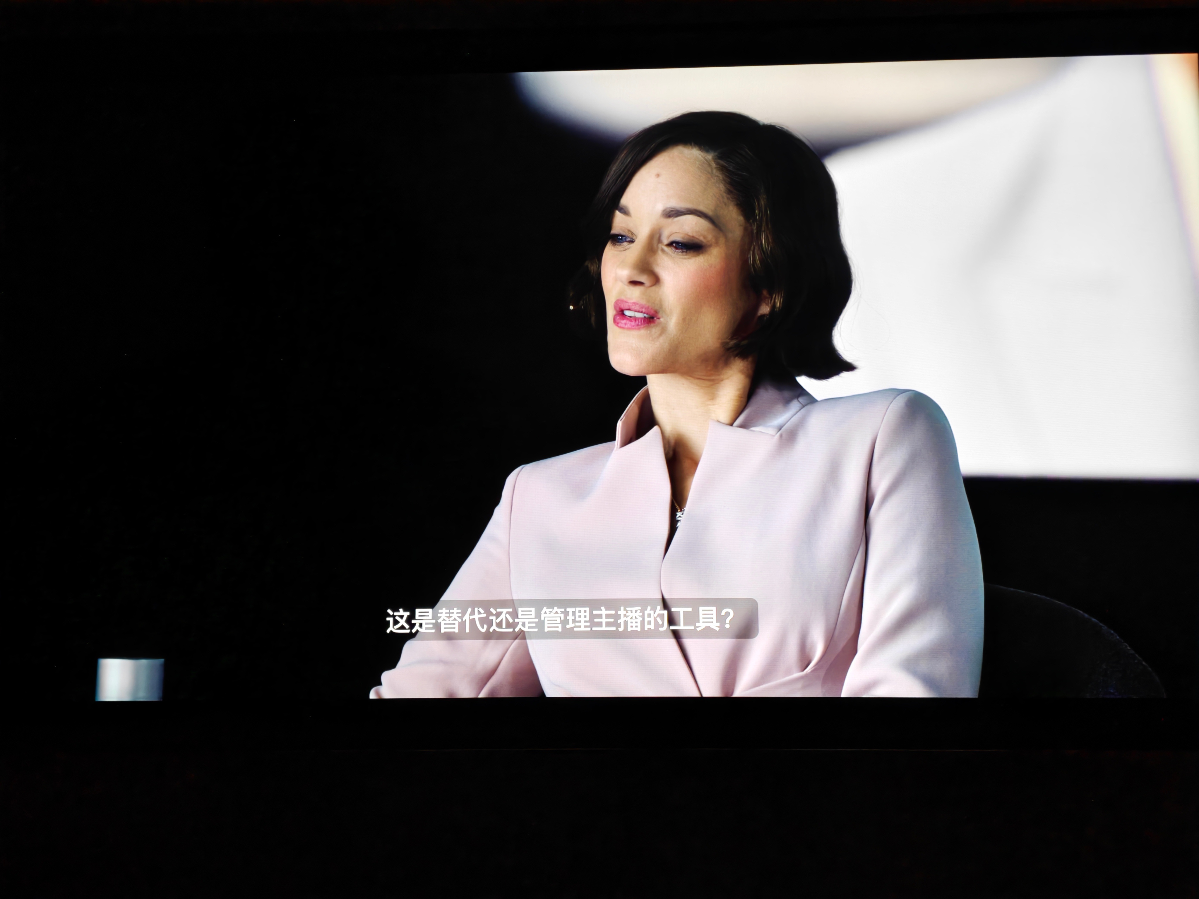 这集 The Morning Show 那段高潮戏拍得很棒。奥斯卡影后 Mari