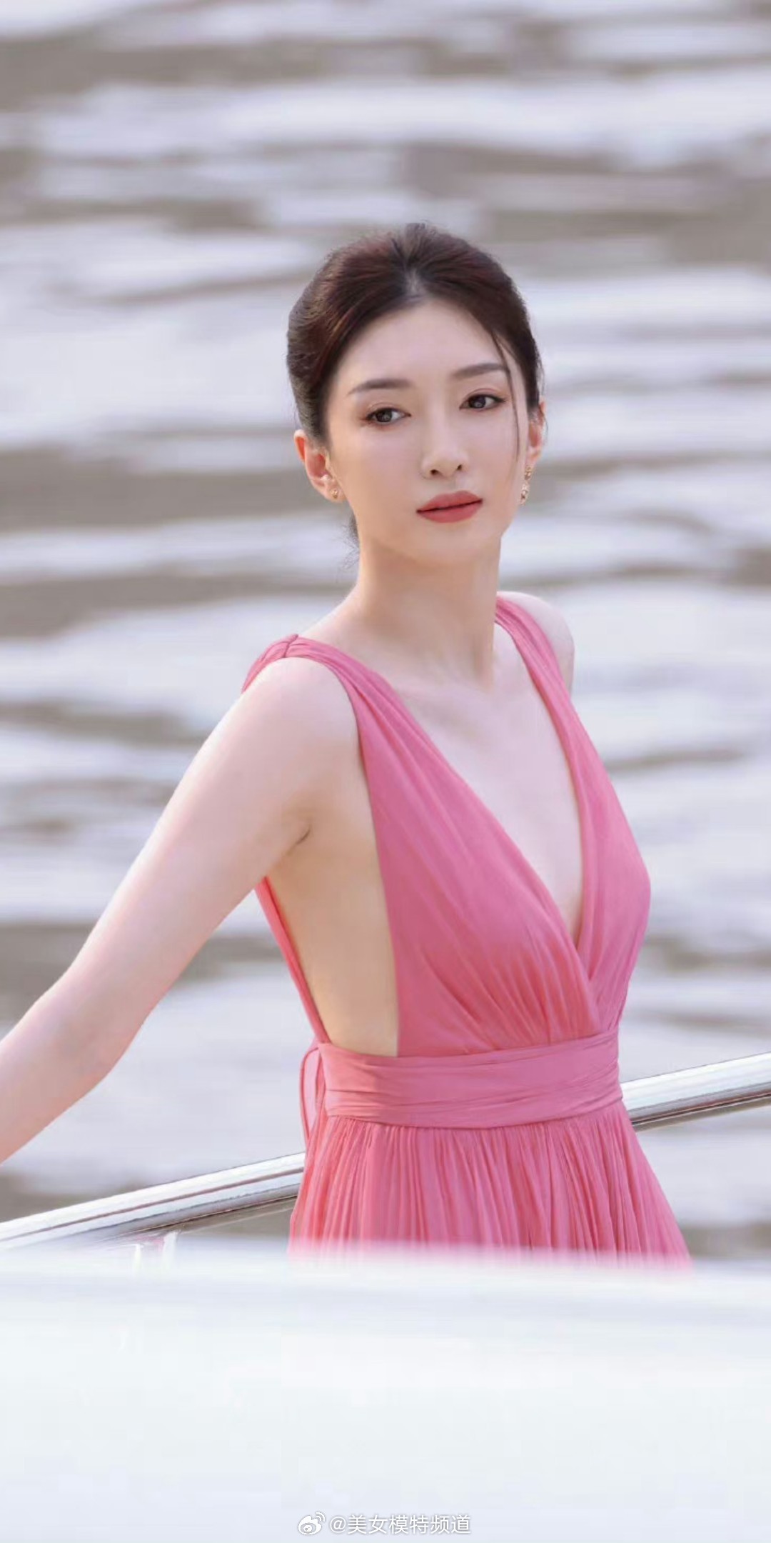 江疏影粉色系写真气质在线 