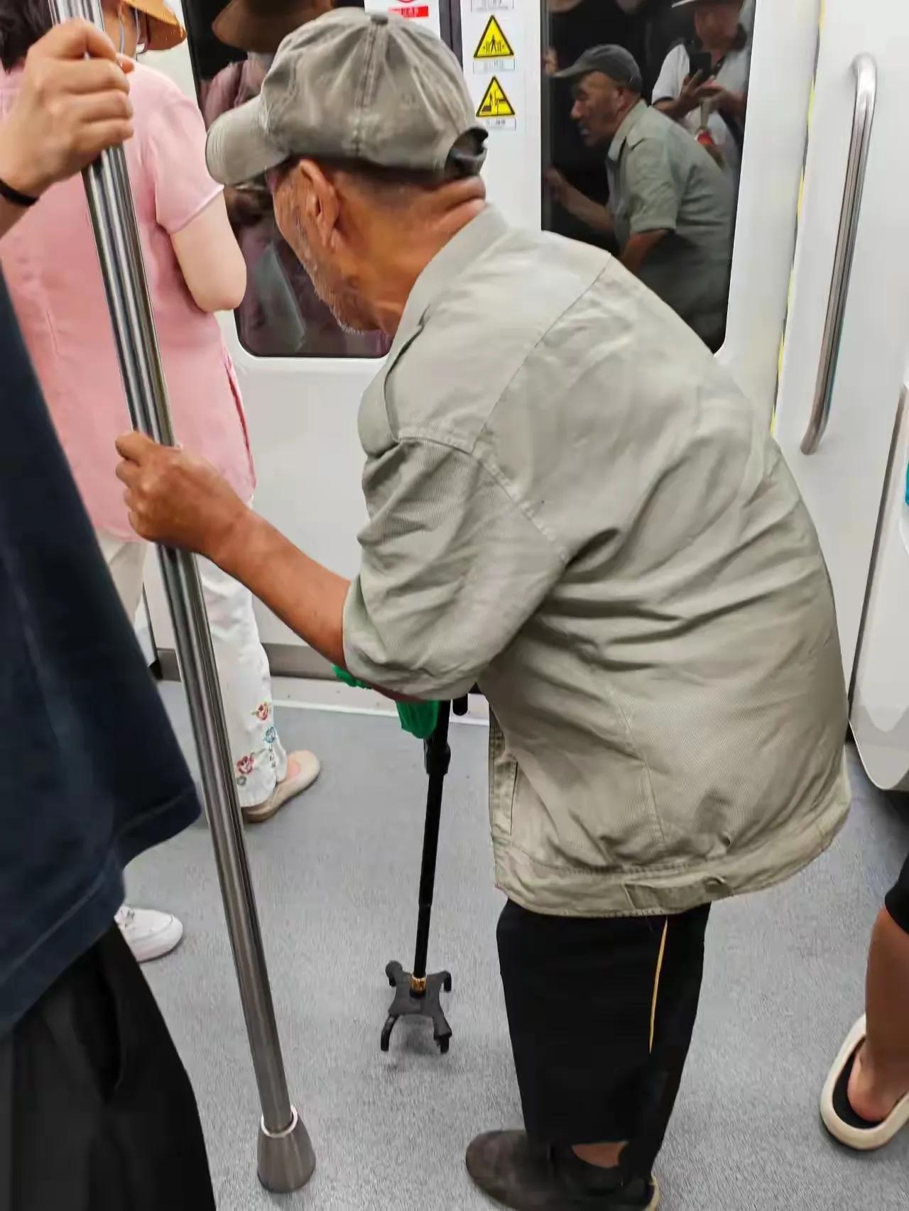 近日，地铁上网友吐槽，有一个驼背的白发老人，大约七八十岁的老人进站后一直站在车厢