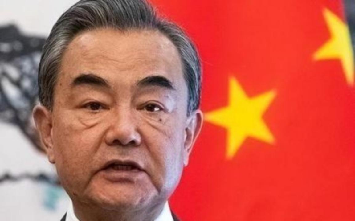 中方已做好准备应战，美国硬逼中国交1750亿罚款，王毅强势还击！这次美国彻底不藏