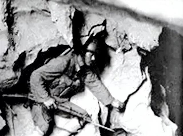 1984年，22岁的士兵陈洪远在老山地区迷路后，误入一个山洞。黑暗中，他发现洞内