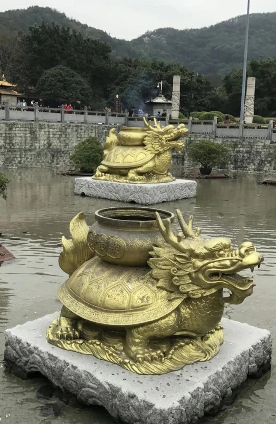 方丈的两大苦恼:

大型寺庙门口，一般都有超大水池，不知道哪些香客带头，不远千里