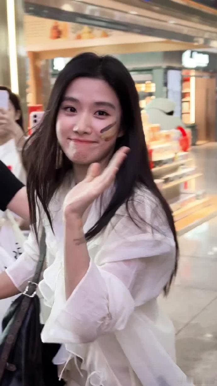 卢昱晓迷彩妆机场好乖好萌机场新鲜路透记录卢昱晓杀青时刻，版纳戏份结束，带着脸上迷