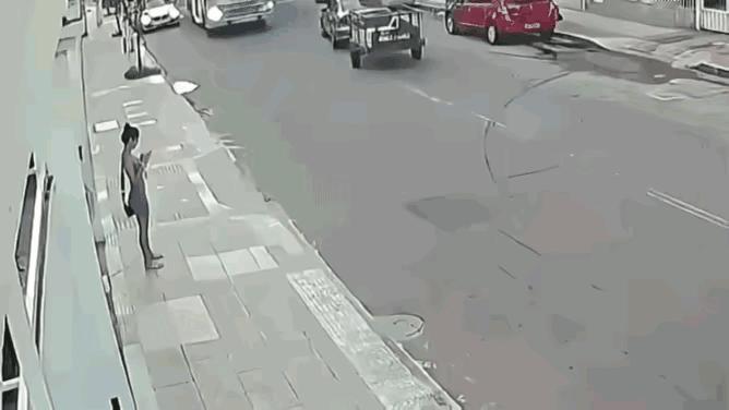 这个小视频诠释了恶有恶报：抢人家手机，一辆车就就这么“神奇”地“追杀”过来。