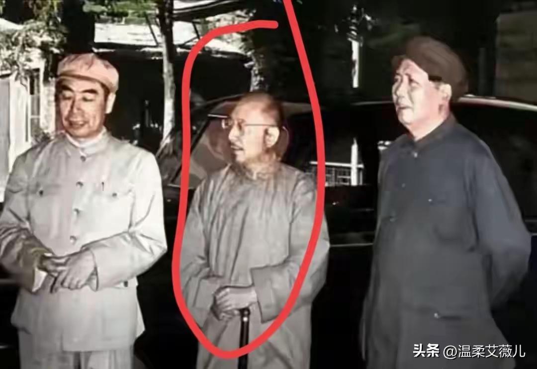 站在主席和总理中间的这位是谁？有认识的吗？