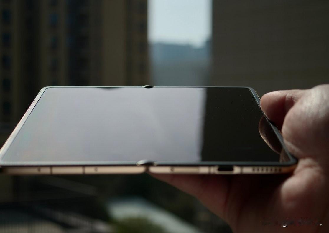 友商折痕控制得很好，荣耀Magic V6也不赖啊，这肉眼几乎也是看不到折痕啊。再