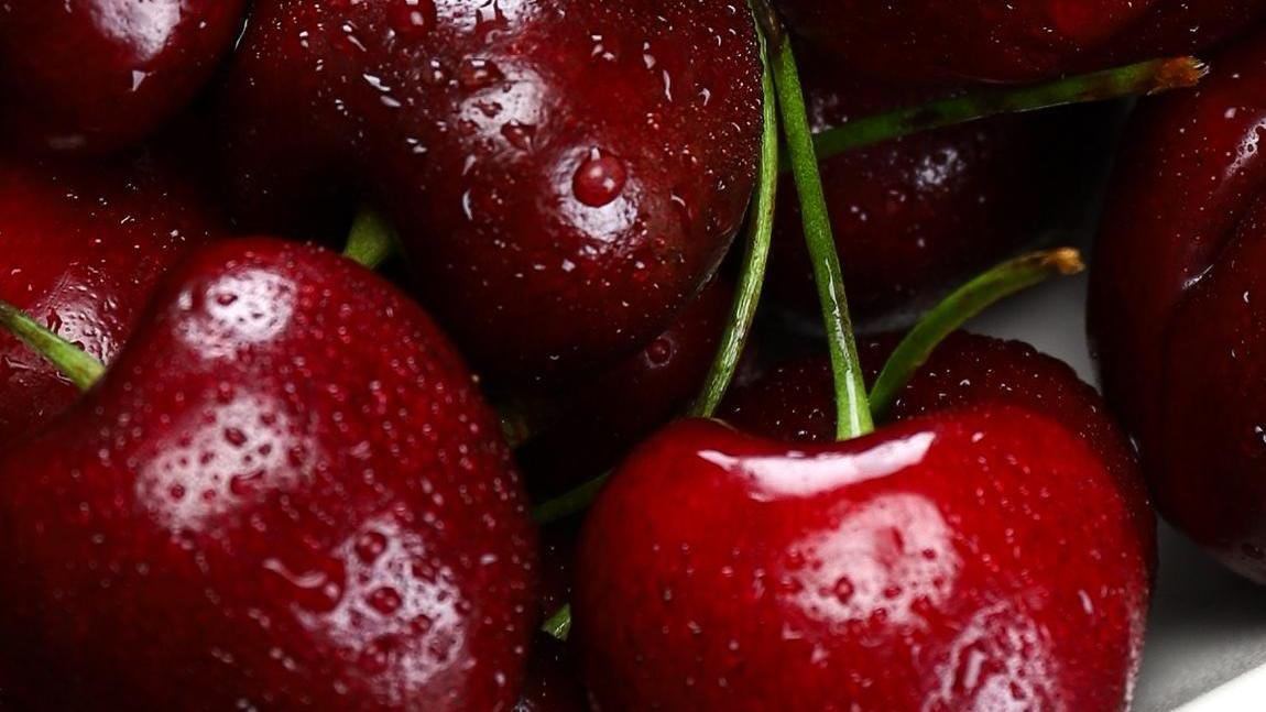 智利车厘子价格大幅下降，主要得益于2025-2026产季的大丰收和运输升级。据智