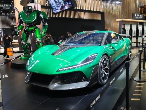 在AWE 2026展会上，追觅汽车全系车型正式展出。现场人员透露，新车定位偏向运