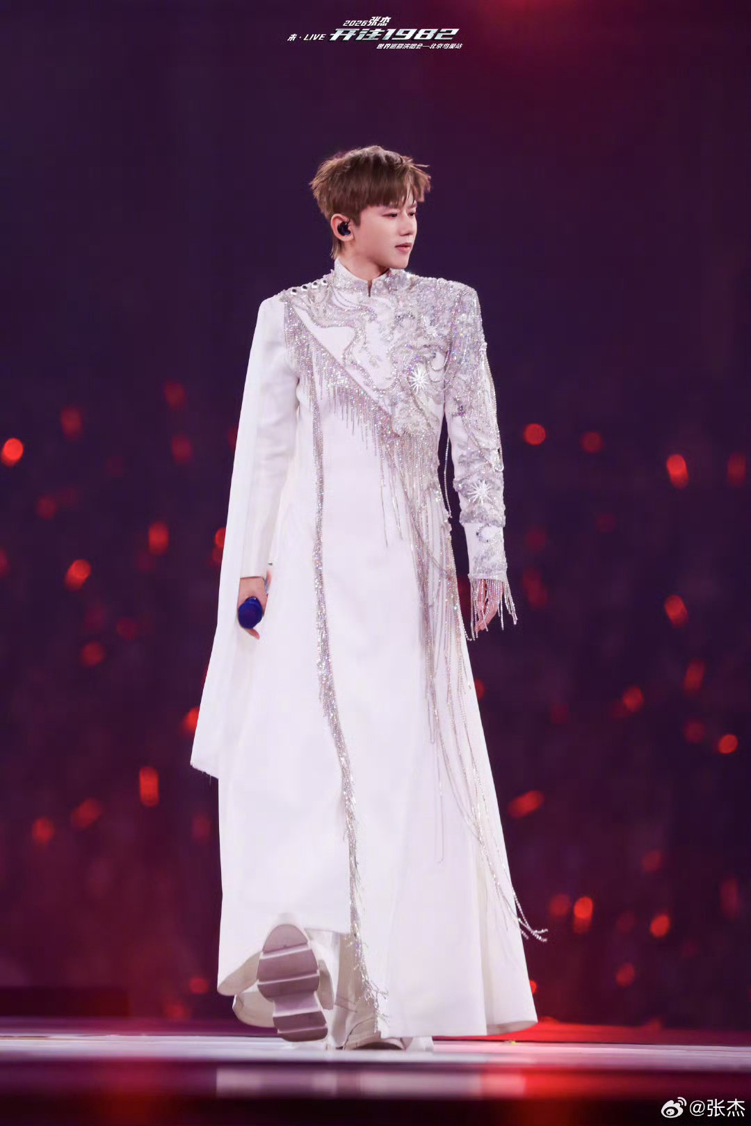  张杰张杰鸟巢演唱会开场就是一个净化 空灵又磅礴，温柔又有力量，这个开场直接刻进