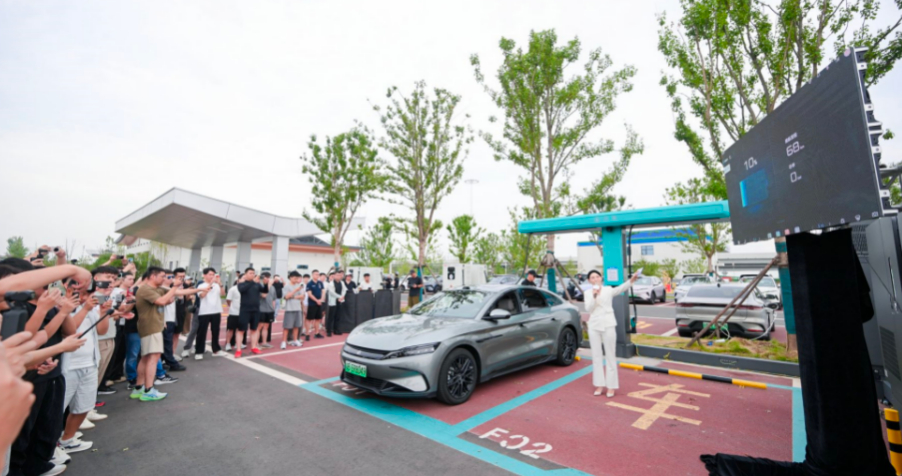 2026丝绸之路万里行从西安正式发车，新能源车队沿着古丝路轨迹一路向南，取药、收