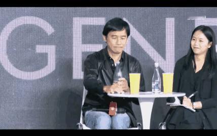 梁朝伟在韩国釜山电影节上的一幕确实很出圈，旁边的是翻译姐姐 