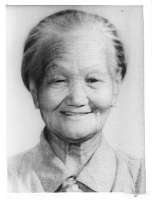 1956年的一天，邓颖超扭伤了腰，躺在床上不能动，多日治疗并不见效。周总理忽然想