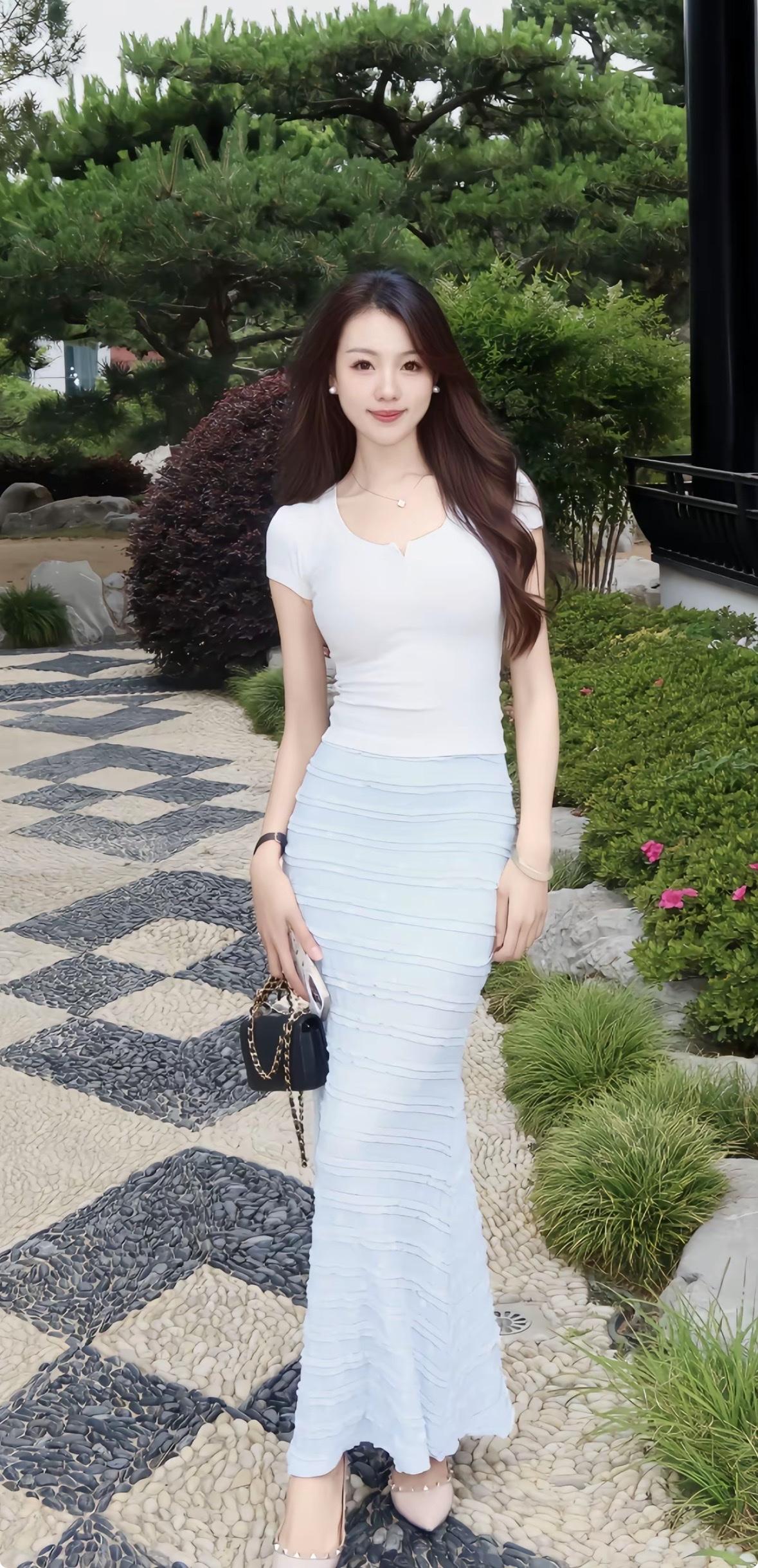 清新夏日穿搭，白色上衣配浅蓝色长裙，优雅气质满满！🌞👗💃