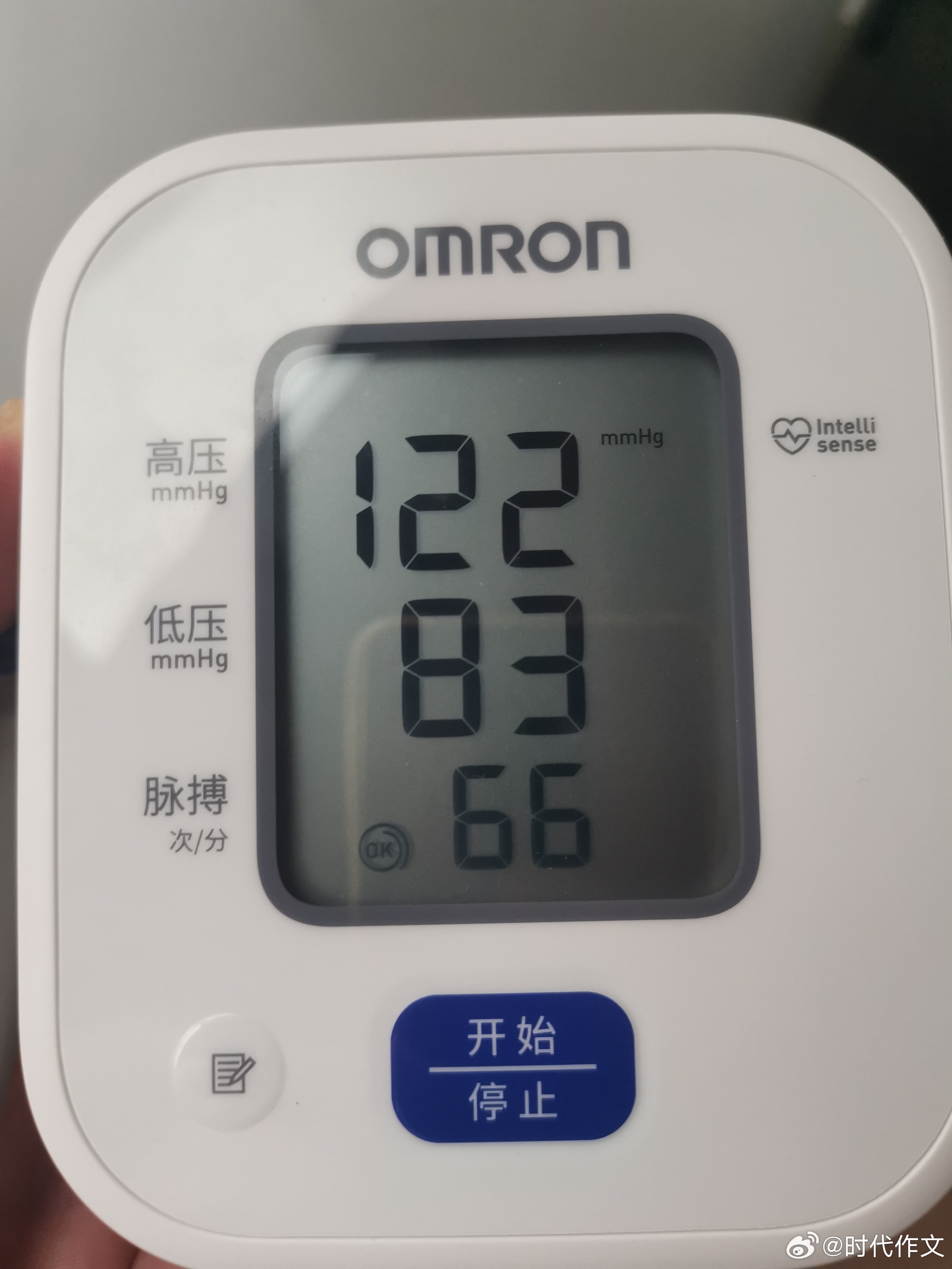 头有点儿疼，量了一下血压，好像没什么问题，那就是中午那罐啤酒闹的。我现在喝酒，啤